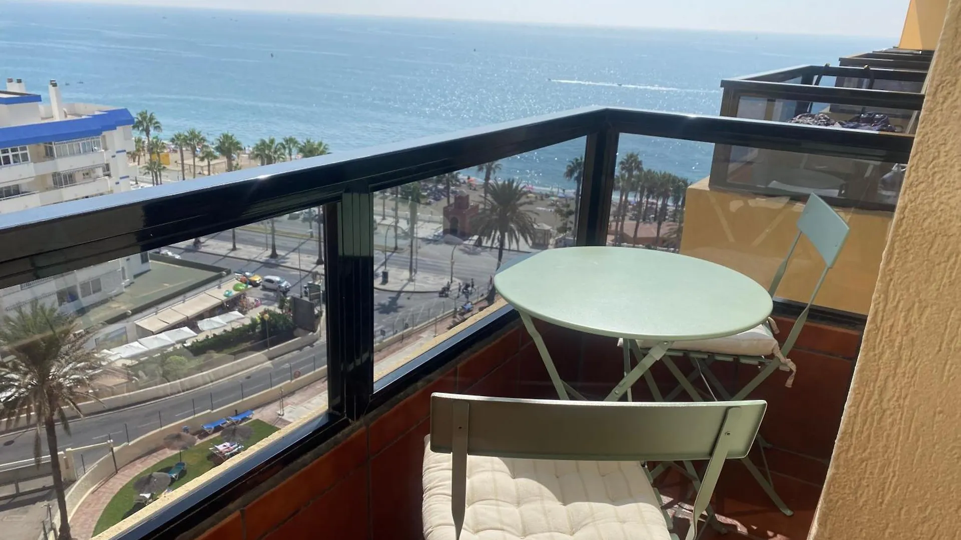 Apartamento moderno en primera línea de playa. Benalmádena