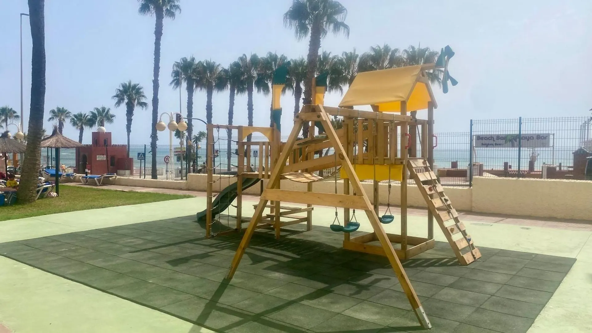 Apartamento moderno en primera línea de playa. Benalmádena España